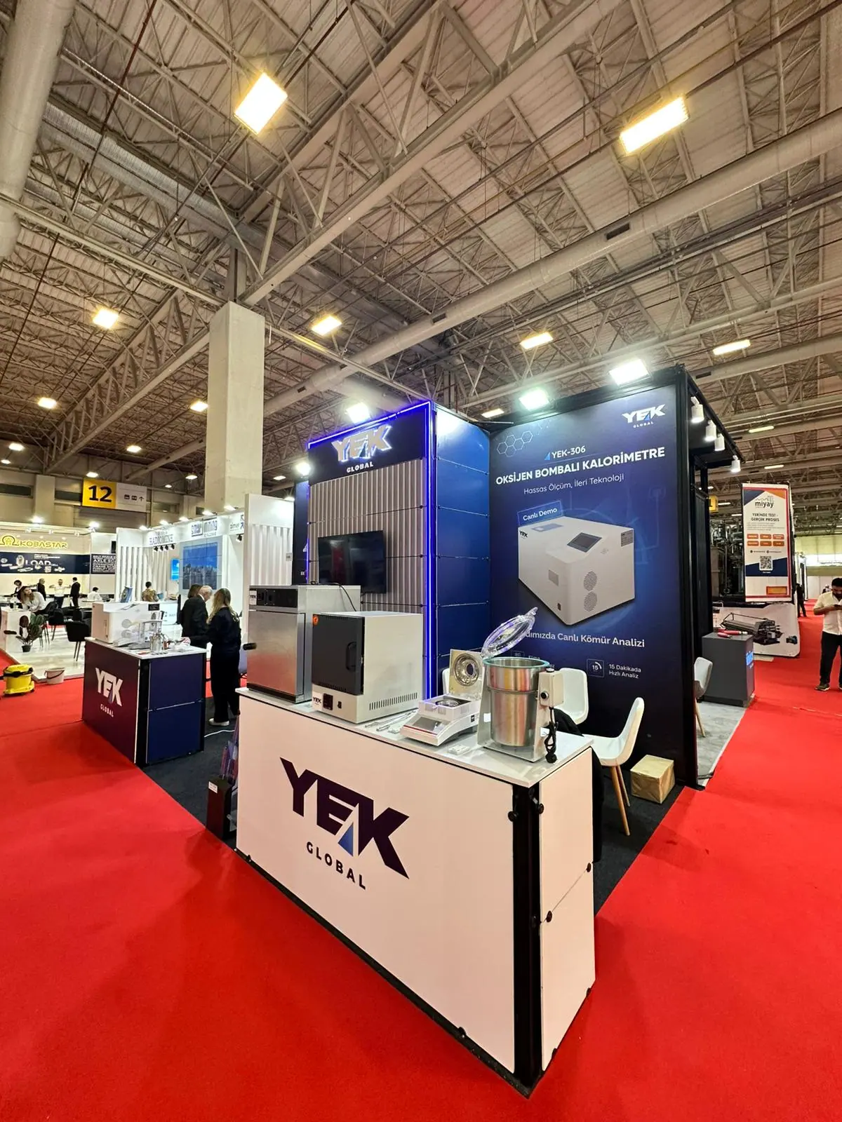 YEKGLOBAL Maden Türkiye 2026 standı — YEK-306 kalorimetre ve kömür analiz hattı